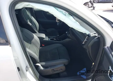 2023 Volvo Xc40 B5 Plus Dark Theme z USA, uszkodzony, nr VIN YV4L12UW8P2972218